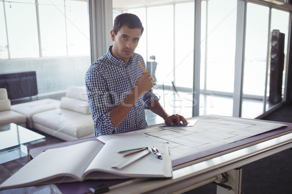 Foto stock: Jovem · masculino · decorador · planejamento · papel · escritório