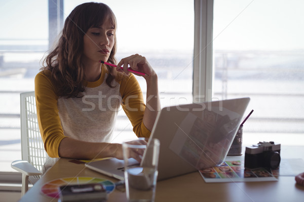 Genç işkadını çalışma dizüstü bilgisayar ofis büro Stok fotoğraf © wavebreak_media