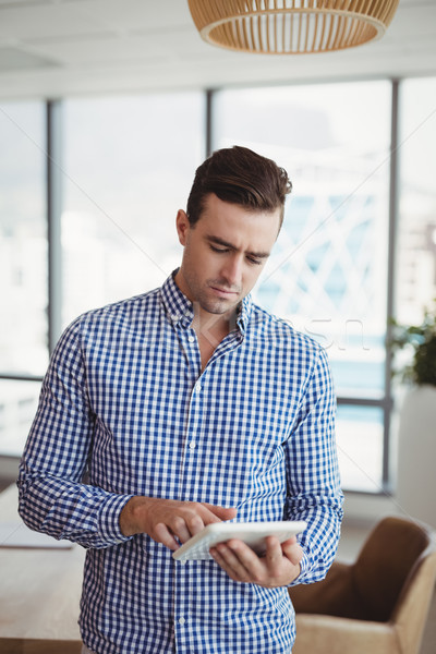 Attentif exécutif numérique comprimé bureau homme [[stock_photo]] © wavebreak_media