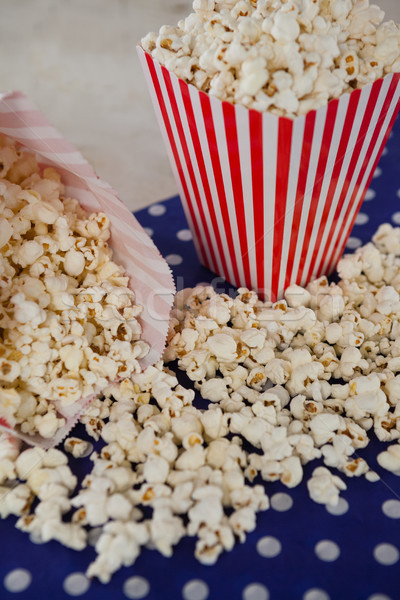 Foto d'archivio: Primo · piano · popcorn · tavolo · in · legno · tavola · rosso