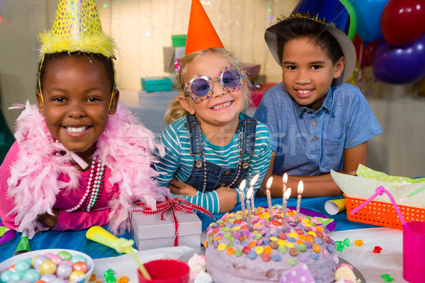 Stockfoto: Portret · vrolijk · kinderen · verjaardagstaart · tabel · meisje
