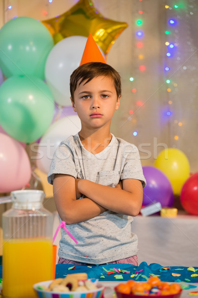 Foto stock: Cute · nino · pie · los · brazos · cruzados · fiesta · de · cumpleaños · retrato