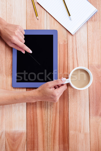 Nőies kezek tabletta tart kávé notebook Stock fotó © wavebreak_media