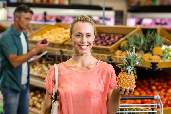 Lächelnde Frau halten Ananas Lebensmittelgeschäft Business Frau Stock foto © wavebreak_media