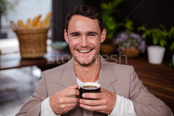 Lächelnd Mann halten Tasse Kaffee Kaffeehaus Stock foto © wavebreak_media