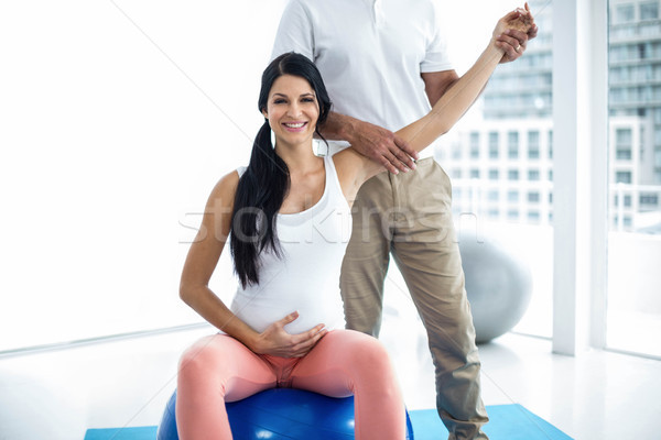 [[stock_photo]]: Médecin · physiothérapie · femme · enceinte · exercice · balle
