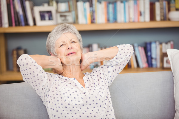 Senior vrouw lijden nekpijn sofa huis Stockfoto © wavebreak_media