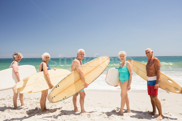 Senior Freunde halten Surfbrett Strand Himmel Stock foto © wavebreak_media