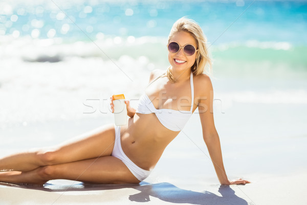 Femeie soare smântână plajă femeie atragatoare prezinta Imagine de stoc © wavebreak_media