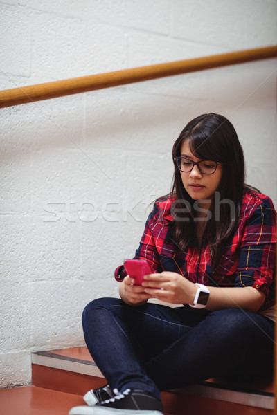 Kobiet student posiedzenia schody telefonu komórkowego kolegium Zdjęcia stock © wavebreak_media