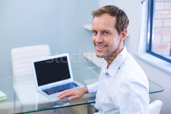 Ritratto sorridere dentista lavoro laptop felice Foto d'archivio © wavebreak_media