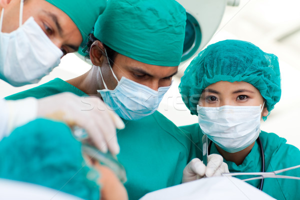 Cirurgiões cirurgia hospital homem saúde enfermeira Foto stock © wavebreak_media