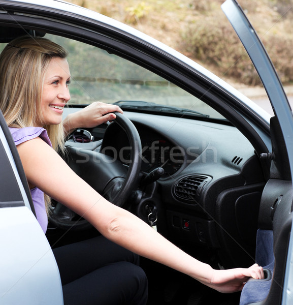 Alegre femenino conductor rueda sesión coche Foto stock © wavebreak_media