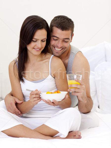 Cuplu nutritiv mic dejun şedinţei pat fericit Imagine de stoc © wavebreak_media