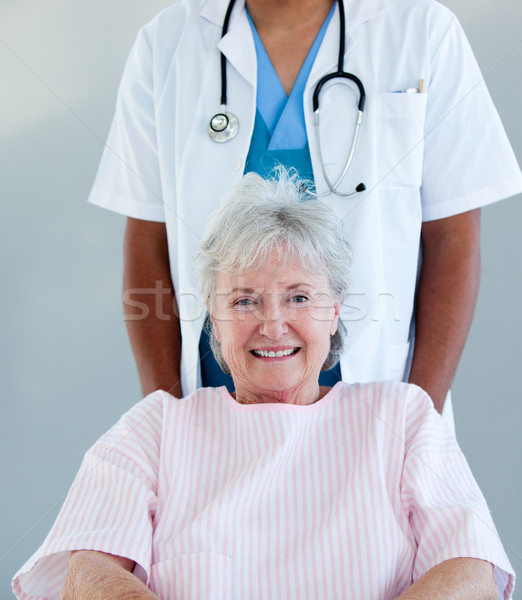 Glimlachend senior patiënt vergadering rolstoel ziekenhuis Stockfoto © wavebreak_media