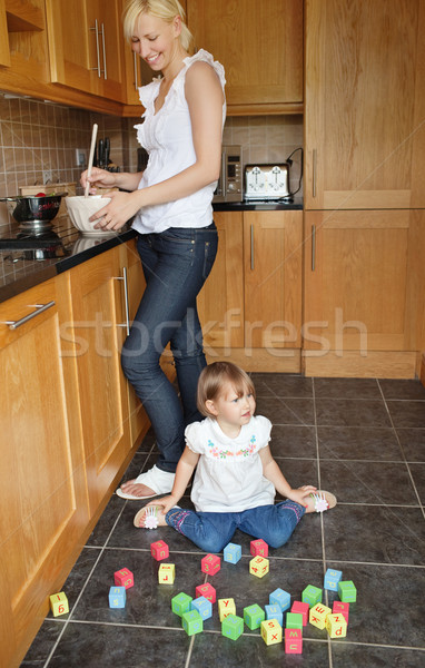 Foto stock: Sorridente · mãe · jogar · criança · cozinha · família