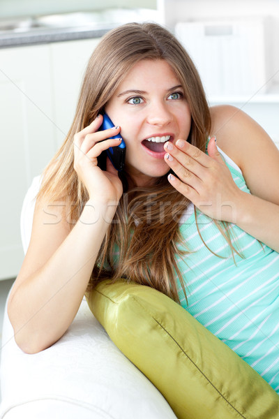 Sorprendido mujer hablar teléfono sofá salón Foto stock © wavebreak_media