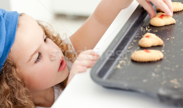 Fetita cookie-uri acasă casă fată Imagine de stoc © wavebreak_media