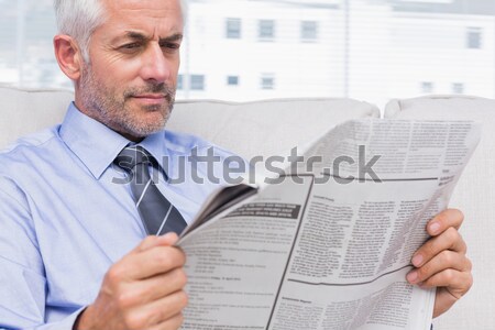 Atrakcyjny człowiek czytania gazety sypialni świetle Zdjęcia stock © wavebreak_media