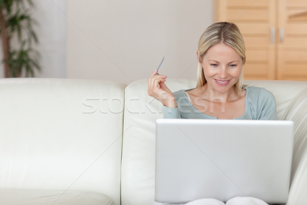 Stockfoto: Jonge · vrouw · winkelen · online · sofa · web · notebook