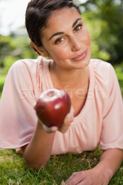 Foto stock: Mulher · oferta · maçã · vermelha · grama · cara · feliz