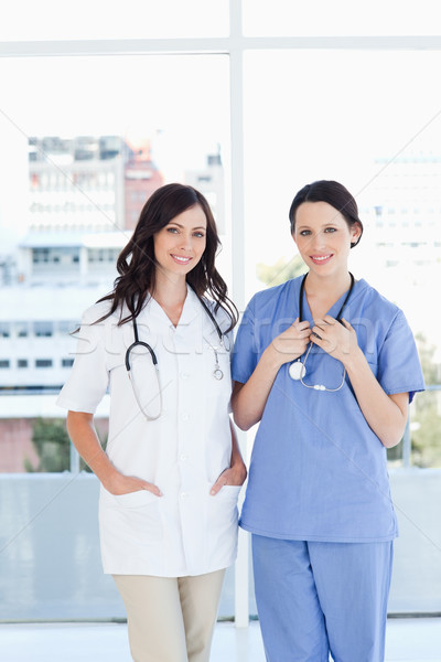 Stock foto: Jungen · lächelnd · medizinischen · tragen · Krankenhaus · einheitliche