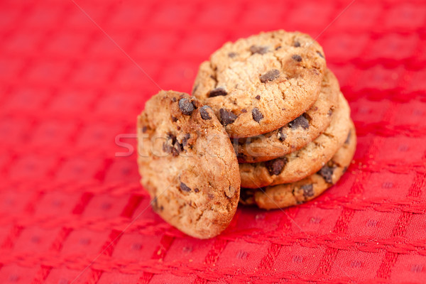 Foto stock: Cinco · cookies · fuera · junto · rojo · mantel