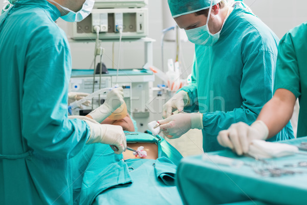Chirurg pacient teatru spital om monitoriza Imagine de stoc © wavebreak_media