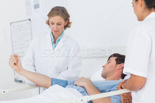 Orvosok mér vérnyomás férfi beteg kórház Stock fotó © wavebreak_media