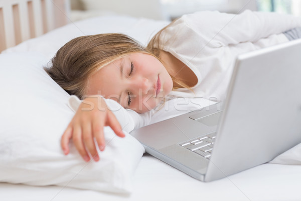 Fetita dormit pat laptop acasă calculator Imagine de stoc © wavebreak_media