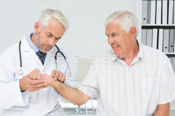 Mężczyzna lekarz starszy puls medycznych biuro Zdjęcia stock © wavebreak_media