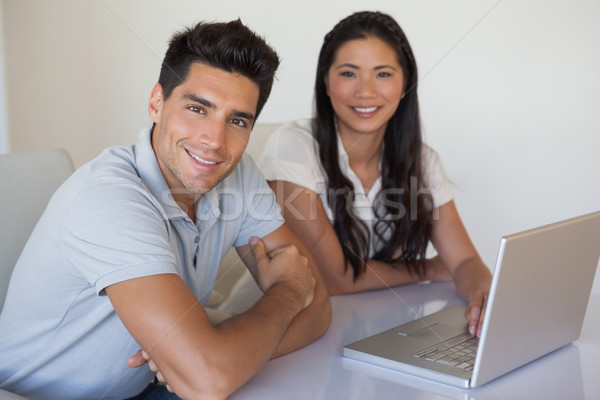 Foto stock: Casual · equipe · de · negócios · usando · laptop · juntos · secretária · escritório