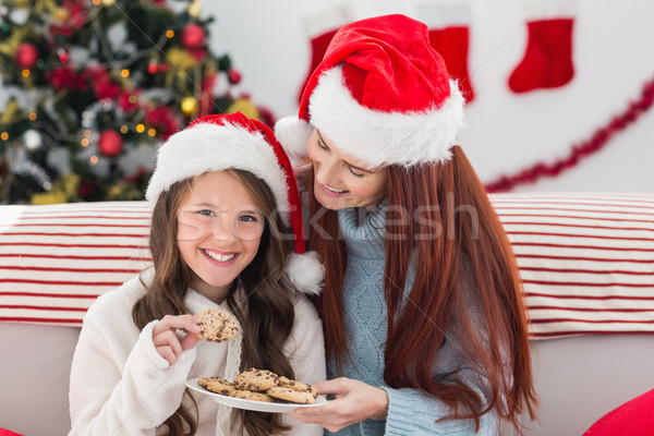 Madre hija sofá cookies casa Foto stock © wavebreak_media