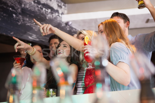 Freunde trinken zusammen Hinweis etwas bar Stock foto © wavebreak_media