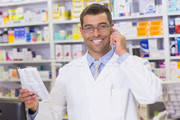 Foto stock: Feliz · farmacéutico · teléfono · mirando · cámara · hospital