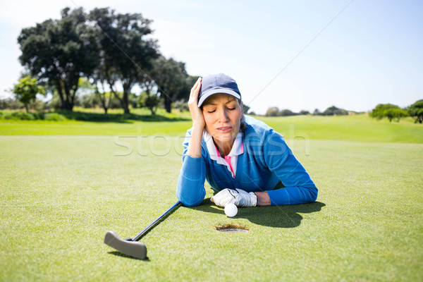 Femminile golfista guardando palla verde Foto d'archivio © wavebreak_media