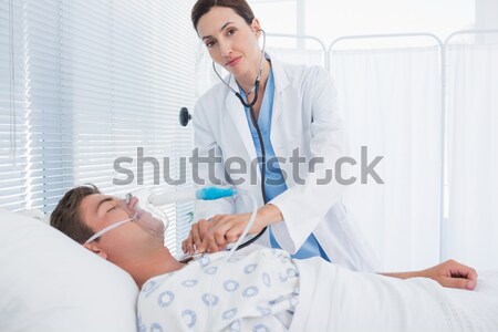 Gülen doktor oksijen maskesi hastane oda Stok fotoğraf © wavebreak_media