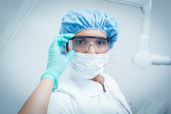 Foto d'archivio: Femminile · dentista · indossare · mascherina · chirurgica · occhiali · di · sicurezza · ritratto