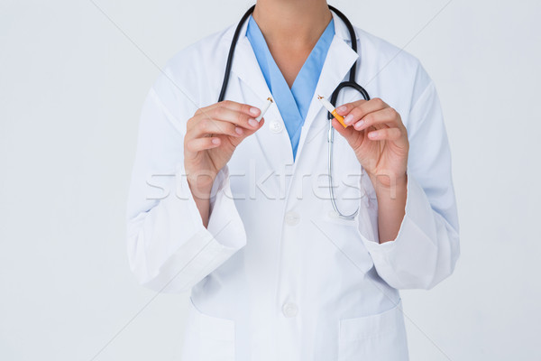 Orvos tart törött cigaretta ösztönzés nő Stock fotó © wavebreak_media