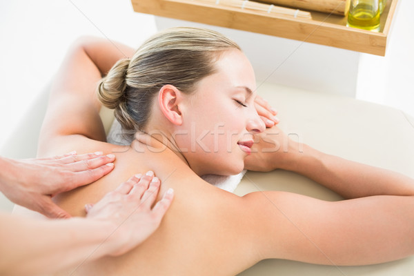 Femeie înapoi masaj hotel Imagine de stoc © wavebreak_media