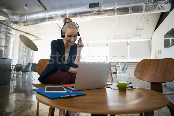 女實業家 說 耳機 使用筆記本電腦 辦公室 女子 商業照片 © wavebreak_media