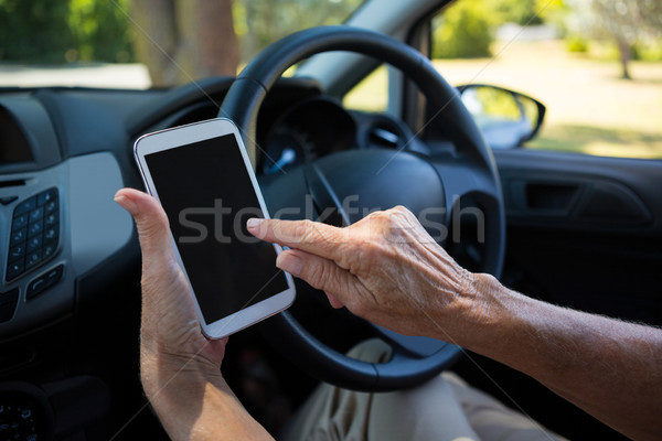 Supérieurs femme numérique comprimé conduite voiture [[stock_photo]] © wavebreak_media