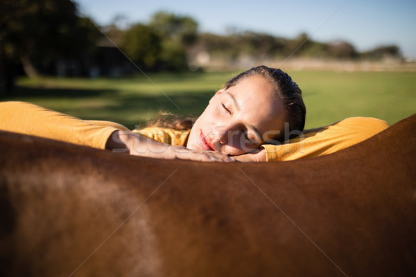 Foto stock: Feminino · jóquei · relaxante · cavalo · celeiro