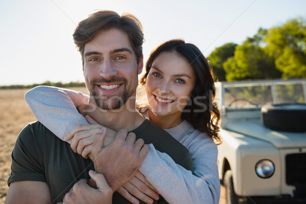 Retrato sorridente casal veículo em pé campo Foto stock © wavebreak_media
