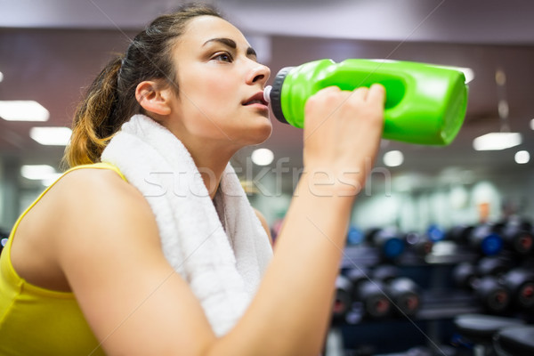 Kobieta pić manierka siłowni wody Zdjęcia stock © wavebreak_media