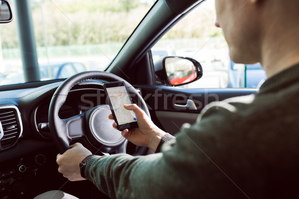 Homme téléphone portable voiture conduite fenêtre Shopping [[stock_photo]] © wavebreak_media