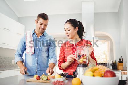 Retrato sonriendo familia pie mesa cocina Foto stock © wavebreak_media