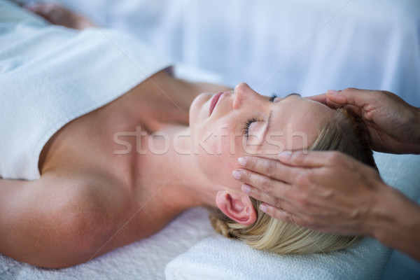 Femeie cap masaj maseur spa frumuseţe Imagine de stoc © wavebreak_media