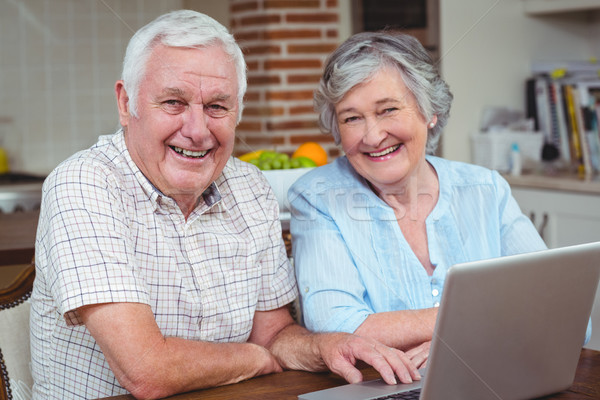 Stock foto: Porträt · heiter · Ruhestand · Paar · Laptop · Küche