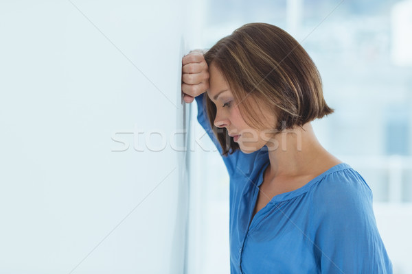 側面図 悲しい 女性 壁 立って リビングルーム ストックフォト © wavebreak_media